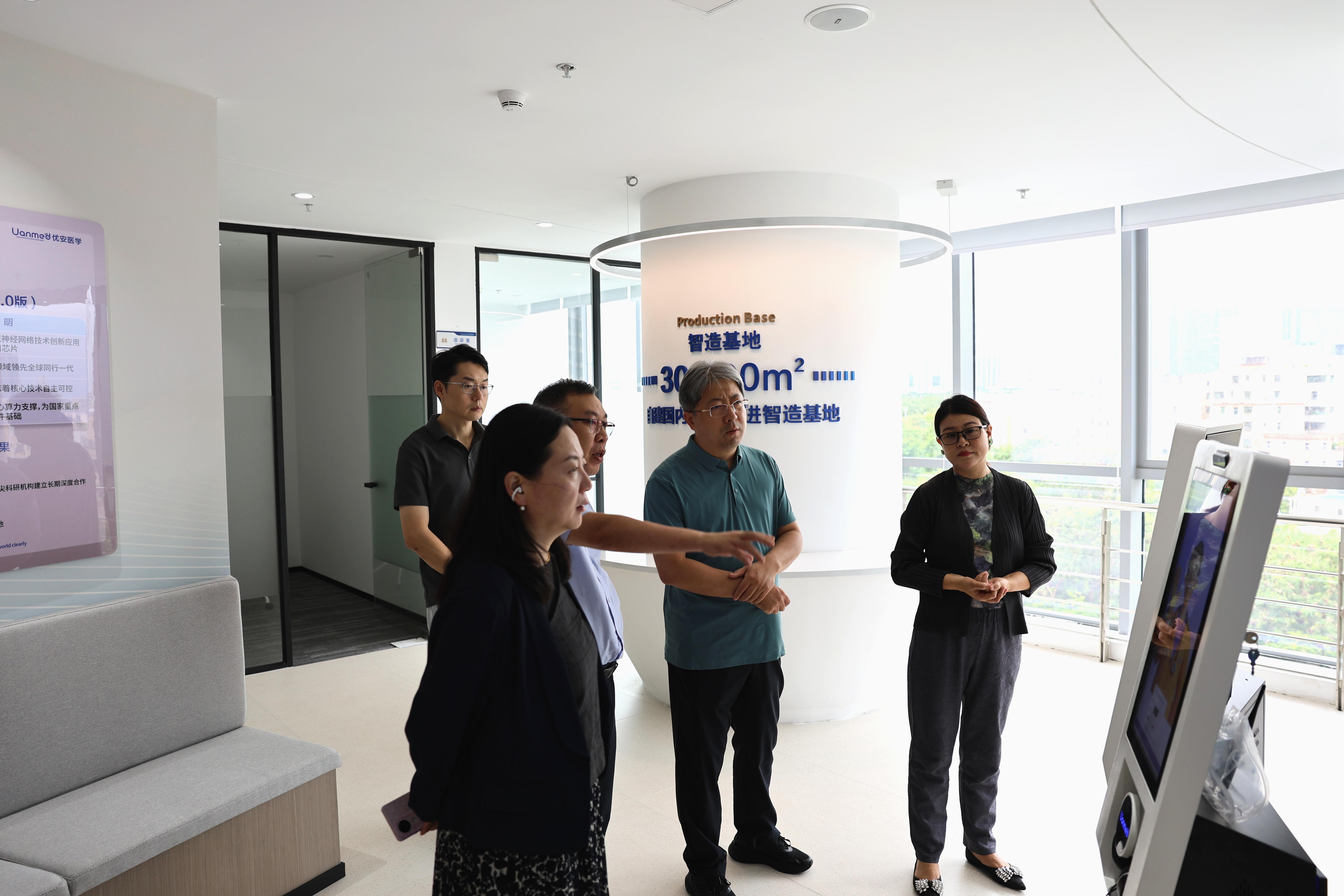 照片2：参观现场.jpg